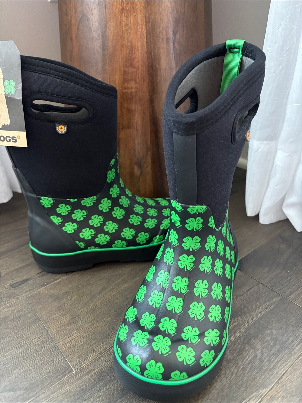BOGS Waterproof,rated to 30 Fahrenheit insulated,neoprene/rubber,4 leaf clover